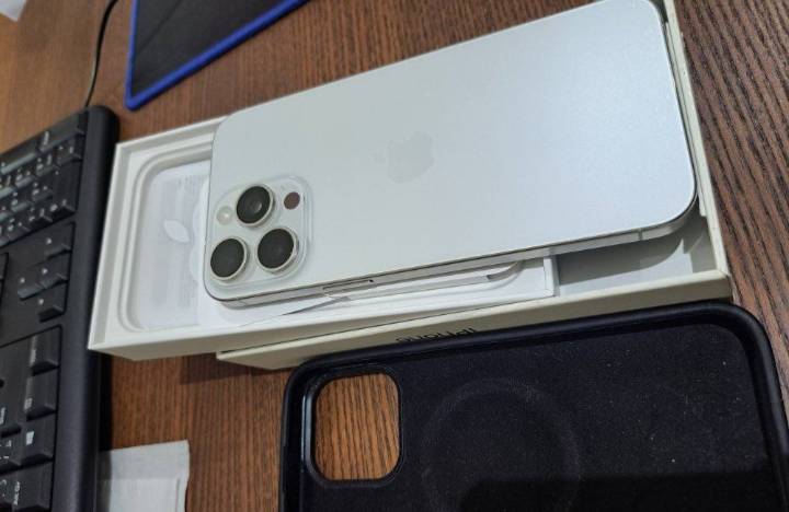 iphone 15 pro max للبيع 