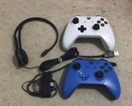 2 يدة اكس بوكس وسماعة للبيع
