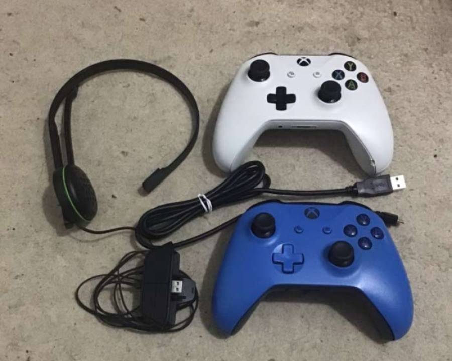 2 يدة اكس بوكس وسماعة للبيع
