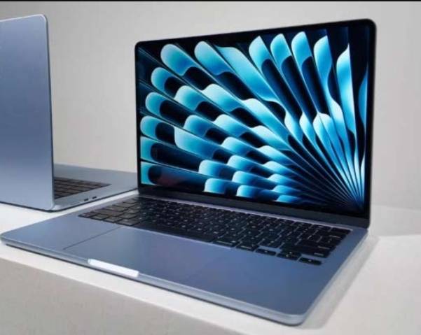 ماك بوك اير M4 للبيع