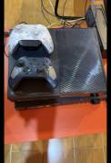 Xbox one مع يدتين للبيع 