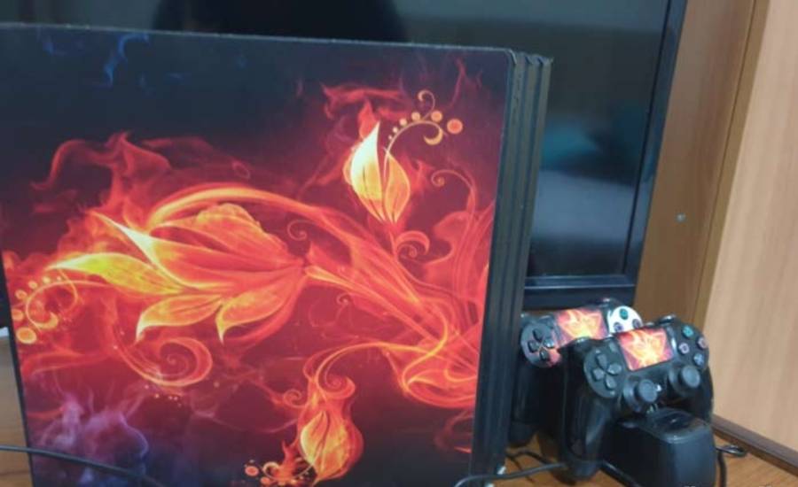 للبيع pro 4 Playstation