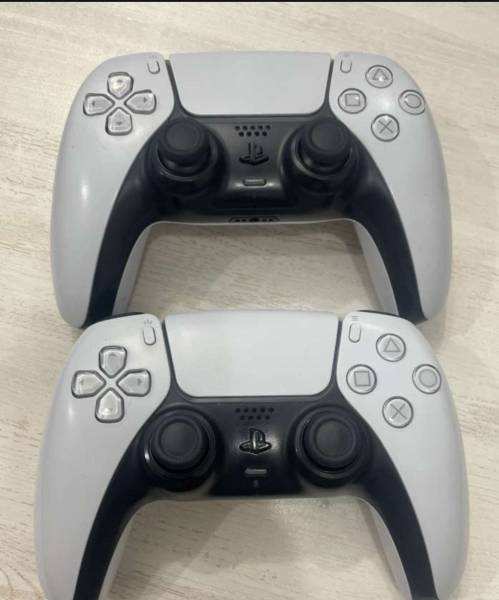 للبيع يدتين سوني 5