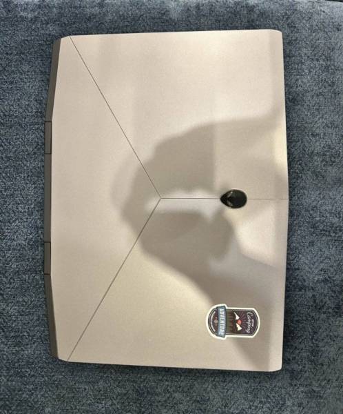 Alienware m15 للبيع لاب توب