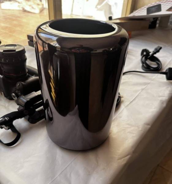 Mac pro With lg mac monitor للبيع