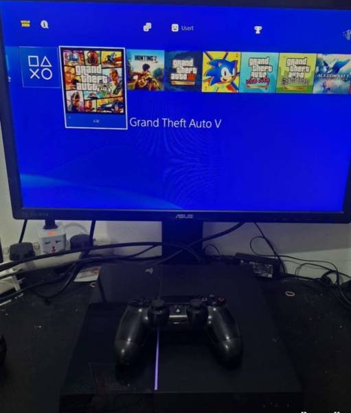 للبيع جهاز PS4