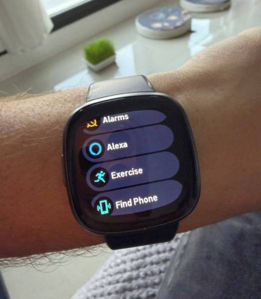 FITBIT VERSA 4 للبيع