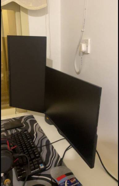 للبيع شاشتين قيمنق