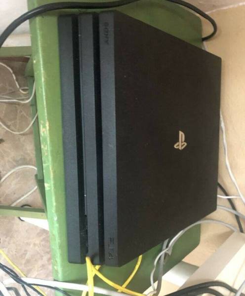 ps4 pro 1tv للبيع 