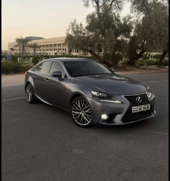 للبيع لكزس is 200t 2016