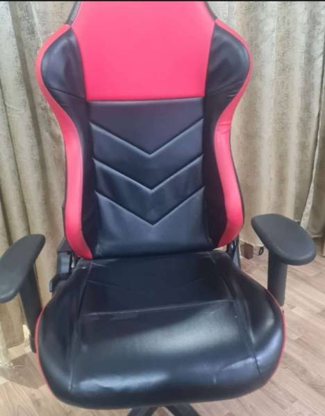 GAMING CHAIR للبيع