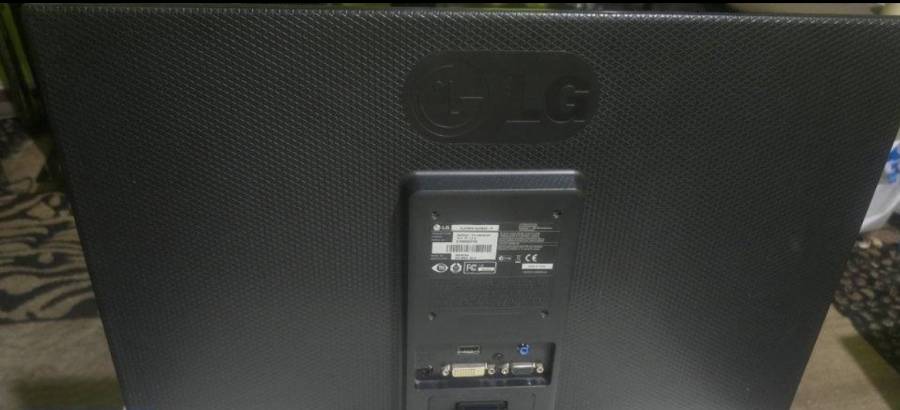 PC LG Monitor  للبيع 