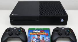للبيع Xbox one 2 controllers