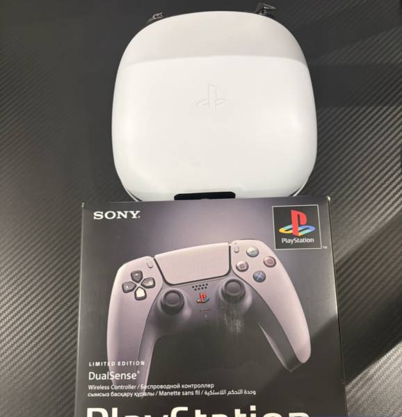 PlayStation controllers للبيع 