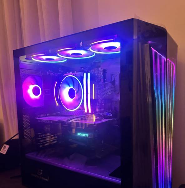 مع شاشة Gaming PC للبيع 