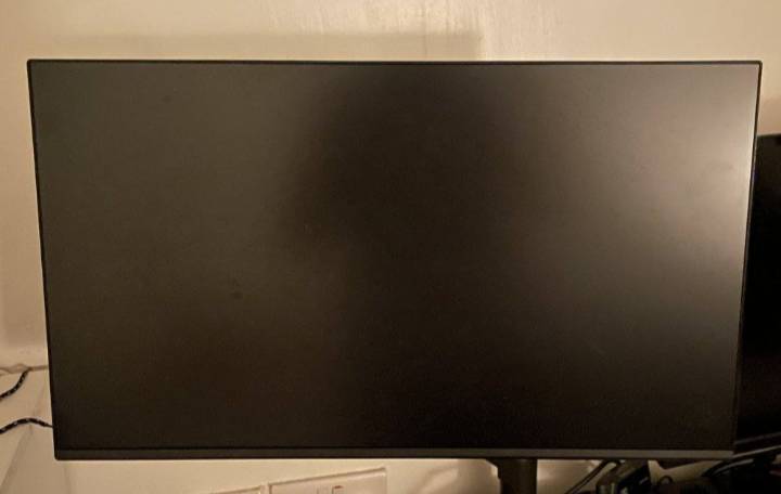 للبيع شاشتين مع كراتينهم