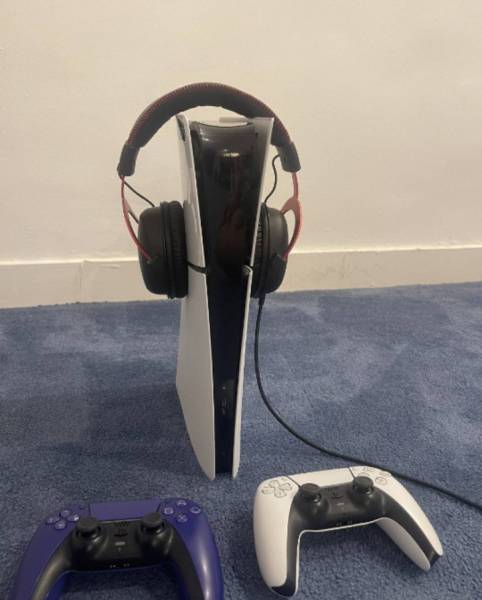 للبيع سوني فايف سليم جديد