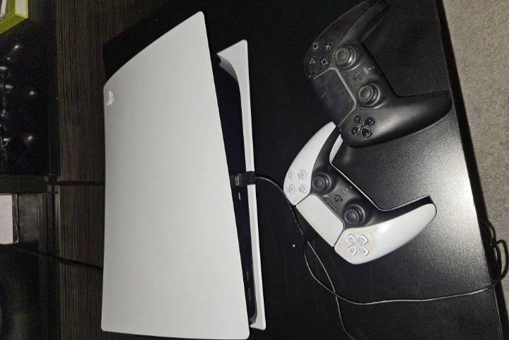 سوني بلي ستيشن PS5 disc + يدتين للبيع 
