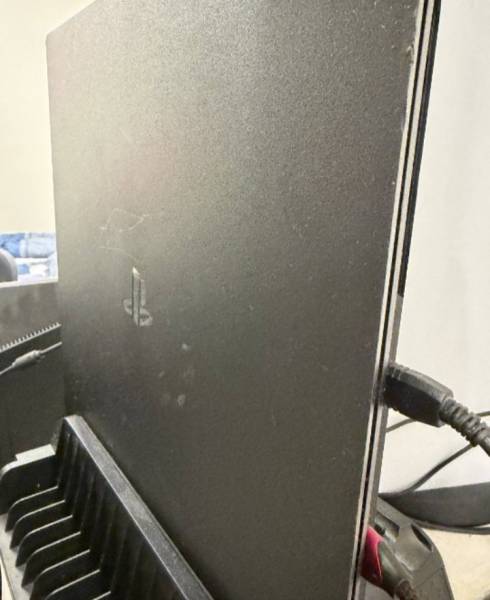 بلايستيشن PS4 برو للبيع 